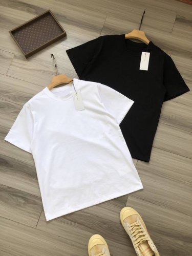 sacai X Wtaps 联名款 后背字母Logo印花 男女款圆领短袖半袖T恤. 颜色：白色 黑色. 尺码：S M L Xl. 材质：原版定织定染250G32
