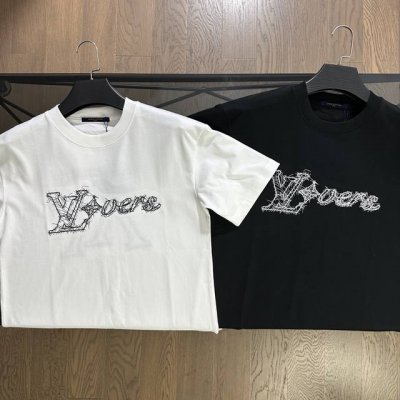 Lv 路易威登2025夏季新款线条刺绣Logo字母短袖T恤 胸前采用线条刺绣图案设计，搭配后背品牌倒立字母Logo，立体鲜明，简单明了，270高克重纯棉质地，舒