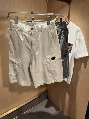 pra*Da普*达 2025春夏新款男士休闲短裤，高端品质之选 一款休闲裤兼备的百搭裤装，也是男士衣橱里不可缺少的搭配神器，属于实穿型的经典款式！整条休闲裤的设