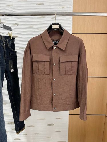 春夏新品 官网同款，三标齐全！2025春夏新款男士夹克外套，时尚休闲高端版本！专柜定制面料 细节无可挑剔，品牌元素设计理念，体现高品质。手感细腻柔软！呈现休闲裁