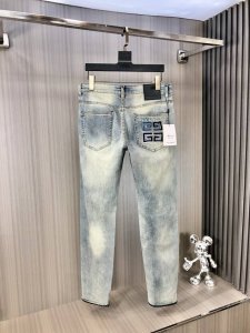 givenchy 纪梵希 2025春夏最新推出男士牛仔裤新品 重工水洗牛仔面料 定制面料和一般牛仔布料比起来 更加柔软舒适 超重工洗水工艺 双工艺洗水 整条裤子