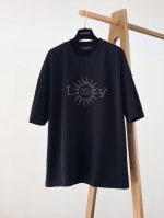 Louisvuitton 路易威登 2025Ss早春新品 休闲圆领T恤，立体感Logo廓形半袖T恤，甄选高支埃及长绒棉，手感面糯有骨感，柔而有韧性。液氨工艺处理