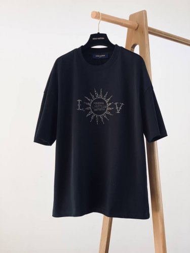 Louisvuitton 路易威登 2025Ss早春新品 休闲圆领T恤，立体感Logo廓形半袖T恤，甄选高支埃及长绒棉，手感面糯有骨感，柔而有韧性。液氨工艺处理