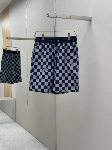 lv 男士精品休闲裤顶级面料休闲短裤 最新款上身版型无敌正绝对可以闭眼收的一款此款裤子非常百搭，弹力腰围,日常上班户外运动都可以穿着，是时尚休闲与户外运动的完美