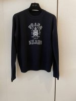prad* 24Fw秋冬新款 字母钩花圆领针织毛衣。原版开发。高版出品！真的是谁穿谁好看系列 恰到好处的长度无论什么身材都能驾驭，任何下半身都能搭配，真正的百搭
