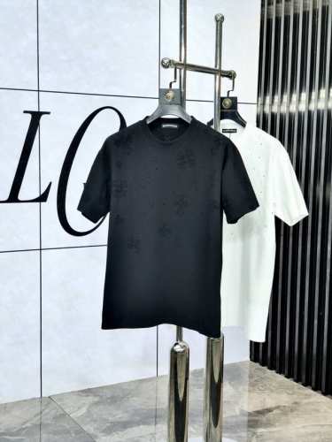 p190。克罗心。2025春夏新款 字母Logo圆领短袖T恤，春夏休闲穿搭必不可少，原版纯棉面料。完完全全体现在高级审美的做工上，做工更是精致大气，Z立体感超强