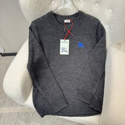Burberry巴宝莉 巴宝莉新品羊毛衣具有手感细腻柔软 可直接与肌肤接触 让暖心的纱线变化出细腻的质感 胸前标识Logo刺绣设计 后副盾牌彰显大国风范 顶级工
