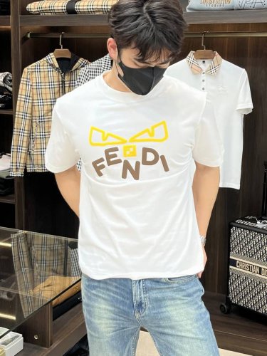 主推 Fendi 芬迪 2025春季独家专供新款潮男时尚休闲短袖T恤。春季新款休闲圆领短袖T恤衫，高端欧版原单潮流时尚精品！透气舒适度高，细节无可挑剔，品牌元素