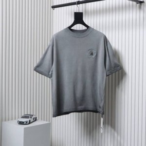 克罗心重工洗水做旧短袖 采用 280克面料，纯棉透气，日常穿着非常清爽穿感舒适，领口的罗纹针织平整紧密 宽松落肩袖版型 *前后幅马蹄标识Logo，成衣水洗做旧处
