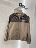 P520Fend*2025新品上架 连帽夹克外套短裤套装 定制Yb防风防水环保再生尼龙材质 舒适好穿 休闲有型 连帽工装夹克外套短裤休闲套装 胸前采用开襟拉链设