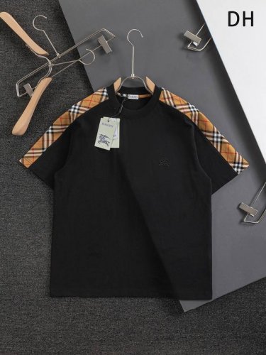 burberry Bbr 巴宝莉 微宽版型S-Xl 新款独家限定 25年最新最顶级 胸口战马刺绣拼接双肩格纹 刺绣精美工艺 320克洗水面料T恤作为奢侈界的龙头