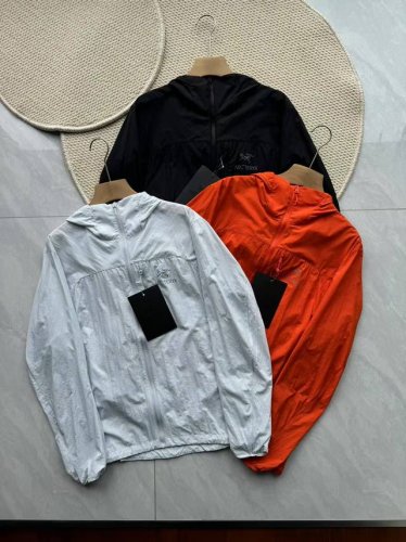 全网独家！鸟家24春夏新款！男女轻量化透气防水防紫外线Upf70+防晒服皮肤衣！观网同步！代工厂p出品！所有面辅料都是客供的！超轻薄20D尼龙天丝格材质！衣服轻