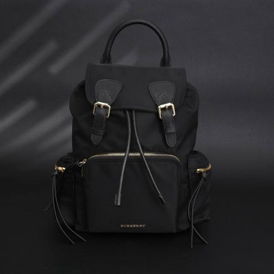 burberry巴宝莉Bbr The Rucksack 功能性尼龙拼皮革双肩包 黑色金标 采用尼龙材质，不仅轻便，而且非常耐造 容量超大！可以装下笔记本电脑、相