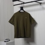 alo 25Ss 金属银压胶小标短袖胸前品牌Logo采用立体工艺，凹凸肌理细腻分明，光影流转间自带层次感，打破平面印花的单调，富裕基础款灵魂。介于修身与Over