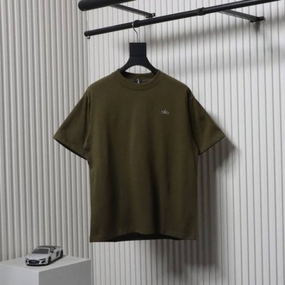 alo 25Ss 金属银压胶小标短袖胸前品牌Logo采用立体工艺，凹凸肌理细腻分明，光影流转间自带层次感，打破平面印花的单调，富裕基础款灵魂。介于修身与Over