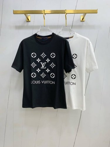 lv2025夏季新款短袖T恤，个性艺术系列全网独家首发 百搭款细节处理完美纯棉面料十分精致 原版面料 网红明星同款高版本 高品质手感非常舒服 时尚又个性 超级百