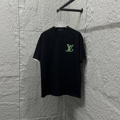 LV 路易 2025春夏新款 经典大V绿色字母 发泡工艺 定制双纱平纹纯棉面料 短袖T恤 男女同款 尺码： S 90-130斤 M 120-150斤 L 140