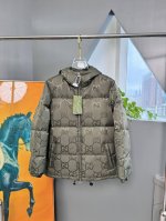p570 Gucci/古驰 羽绒服时尚双G撞色拼接织带羽绒服 双G满Logo连帽羽绒服 这款拉链羽绒服是焕新推出的配饰和成衣系列中的一款 再生尼龙由可回收利用