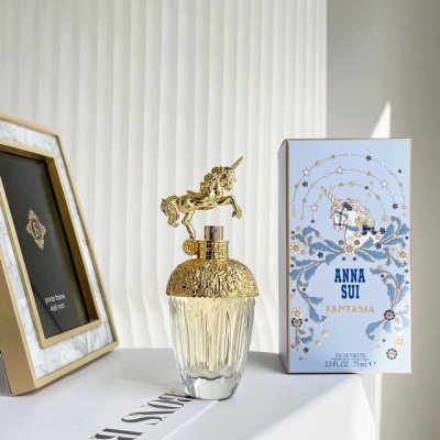 安娜苏Annasui 75Ml 独角兽香水满满少女心冲着颜值也一定要入手的一瓶香水 梦幻少女心~拿到手之后是很有质感的一款，盒子是奶蓝色搭配烫金勾勒出了独角兽、