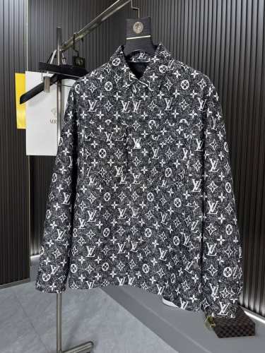 P460 Louis Vuitton 路易、2025早春新品提花夹克外套。五金细节全品相出货！客供定制高端面料，织布精密，有着棉的亲肤透气性，又有着涤的光 泽感