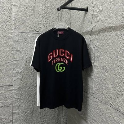 Gu* 古驰*2025春夏新款 胸前Gucci字母植绒工艺+印花短袖T恤 定制双纱平纹纯棉面料 男女同款 颜色：黑色 白色 尺码： S 90-130斤 M 12