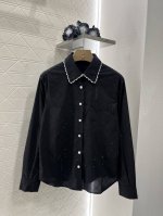 Chane*2025新品上架 烫钻菱格衬衣短裤套装 定制Yb斜纹棉绸材质 面料柔软亲肤 质感十足 通体烫钻工艺处理 以菱格分布 随光线折射 呈现波光粼粼闪耀迷人