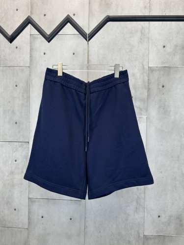 Burberry棉质战马贴布绣短裤 面料选择: 选用翻面绒棉质面料，贴身面经过拉绒处理，呈现细腻柔软的短绒毛层，如天鹅绒般顺滑，减少对皮肤的摩擦，提升穿着舒适度