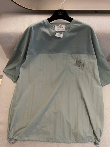 cc Vintage新款撞色短袖 采用宽松Os剪裁 落肩袖版型显瘦藏肉 下摆抽绳设计 可盐可甜 清晰的撞色 显白显气质 宽松的版型打造休闲慵懒的腔调 尺码均码