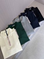 Moncler最新款棉质珠地polo衫 2025官网同步发售，这款男士棉质polo衫以条纹饰边重新演绎标志性三色元素，为日常基础单品增添运动气息。面料采用原版纱