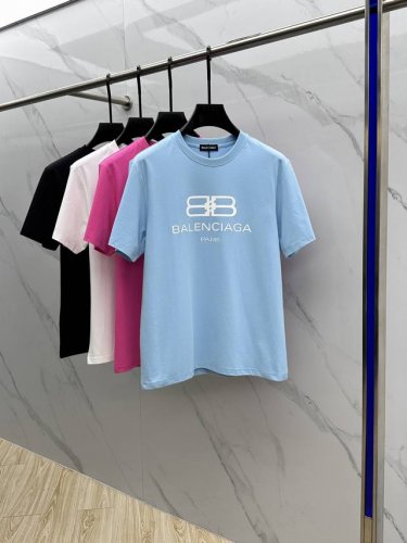 balenciag*巴黎 2025春夏新品上市时尚经典圆领短袖时尚单品设计，更加时尚舒适，高标准定制，上身非常有型，胸前品牌Logo 客供辅料，客供进口高档面料