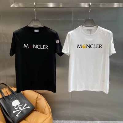 蒙家 蒙口 T恤 夏日酷帅时尚之选 简约大气 胸前 Mncler 的品牌字样 醒目又独特 左袖上的品牌标识 细节之处尽显精致 轻松彰显品牌格调 面料舒适透气 M