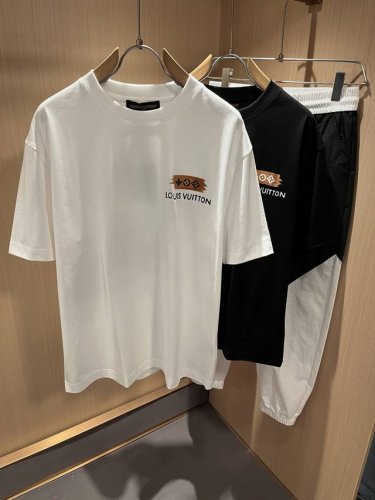 Louisvuitt*路易*登 2025春夏全新系列单品上线 非常时髦前卫的一款男女同款短袖T恤 标识Logo图案印花修饰 区别于以往的不同 宣示品牌传承多年的