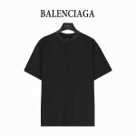 balenciga 巴黎世家 后背梵文字母龟裂印花做旧磨破短袖T恤 采用后背破洞锋线 标准的印花技术 纯棉柔软面料 对色定染面料 超精细平网印花工艺 潮流感十足