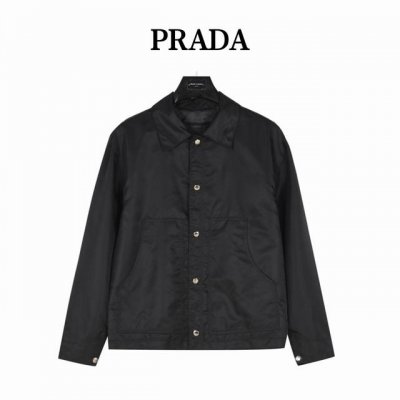 prada 普拉达 双边大口袋轻薄外套 贸易渠道稀出，海外精品限量销售。户外风衣产品的典范，全身暗纹的商标彰显品牌辨识度。这款夹克兼备温暖且轻盈的特质。 最新款