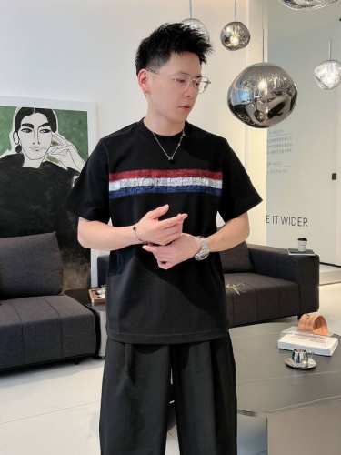 蒙口春夏新款首发专柜最新款短袖圆领T恤 高端订制 设计前卫时尚！品牌Logo重工艺设计 高端定制230克面料.手感柔软.穿着舒适.专柜级别精致车线.做工精细.上