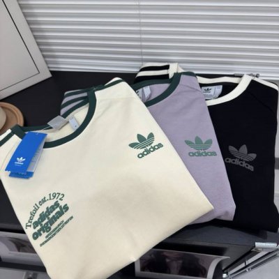 新款上新 Adida三叶草新款复古织带螺纹女款修身短袖！ Ad经典复古运动系列三条杠短袖，面料表面呈螺纹状，因此也有叫螺纹T，修身版型，插肩袖设计，显瘦一绝，三