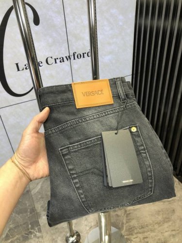 范思哲。高端定制、25Ss早春最新款原牛仔裤 柜台同步发售 原版定制复刻 客供五金辅料 原单品质 6进口牛仔面料重工洗水 做工走线精细 上身绝佳！优选单品Fsi