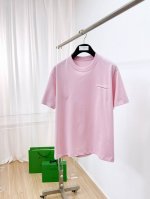巴宝莉 三标齐全。 2025夏季新款最新品短袖T恤，专柜同步有售，原单狠货，时尚进口原版科技面料，上身舒适透气，原版定制五金辅料，上身帅气有型，三标齐全，推荐款