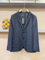 Versace 范思哲 2025春夏新品男士休闲西装外套，适合多种场合穿搭！经典品牌字母标点缀。外贸公司订单！面料质地细腻、定制原版面料！触感又柔软细腻、但型态