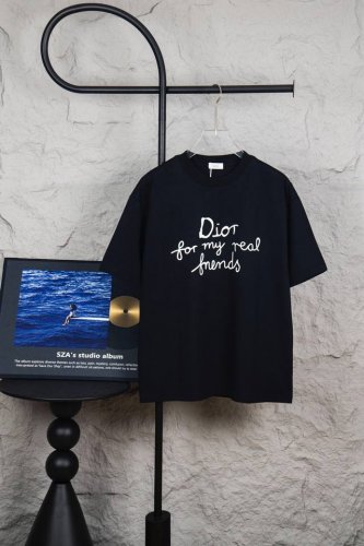 款号 M113 Dior 迪奥 桀傲 2025Ss春夏新品 字母印花T恤 采用280克26支双纱活性面料 高端气质型必入的极品款式 一款极具腔调感与魅力的单品