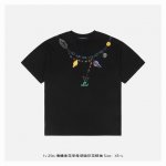 LV 25Ss 海螺老花字母项链印花短袖 面料采用230克重精梳棉 定制32支1*1螺纹 成衣两遍水洗处理 面料舒适亲肤无异感 定制定染面料 纺织密度高 垂感佳