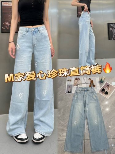 谁能拒绝这条M家爱心珍珠直筒裤！浅蓝色牛仔洋溢青春活力，爱心与珍珠元素巧妙点缀，精致又俏皮，瞬间打破单调。宽松直筒版型，不挑腿型，遮肉显瘦一流，轻松打造大长腿既