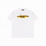 louis Vuitton 路易威登 25Ss 胶带Logo立体压胶短袖T恤 面料采用260克重精梳棉，定制32支1*1螺纹，成衣两遍水洗处理， 面料舒适亲肤无