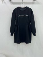 Dio* 25早春新款连衣裙 胸前字母Logo刺绣 腰身两侧收腰设计 时髦洋气 凸显身材比例 气质优雅 系列开发 定制面辅料 设计版型上身超显瘦！进口面料质感超