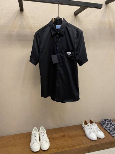 prada、普家新款男士衬衫 十分低调的款式风格设计，但是当别人窥探你品味之时，却能让他为之一怔，让我为大家介绍下此款衬衫单品，非常亮眼的胸口拼布设计以及标志五