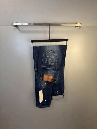 Gucci 古驰 男士丹宁牛仔裤，官宣画册海报穿搭款！ 客供高级进口的丹宁原色面料，特选日本冈山纯正13Oz 盎司牛仔布料，重磅环保植物酵素水洗工艺，肌理有着淡