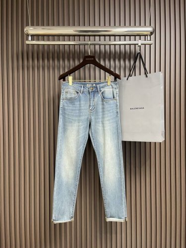 Burberry 2025Ss新款后袋Tb标识牛仔裤 经典原味中蓝色 百搭好款磨破猫须 客供原厂五金 媲美专柜细节 完美版型纯正早春必入款 尺码 28-38 有