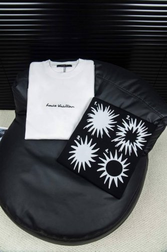 实拍图 顶级版本-款号W08 Louis Vuitton路易威登后背太阳Logo印花短袖 胸前品牌字母后背印花贴布Logo大牌感十足 高端大气完美演绎 经典圆领
