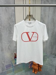 Valentino 华伦天奴 25Ss春夏新品立体印花圆领短袖T恤 胸前缀饰品牌立体字母设计 经典休闲单品更显精致 极简风格设计 不束缚不挑人的款式 简洁又好搭