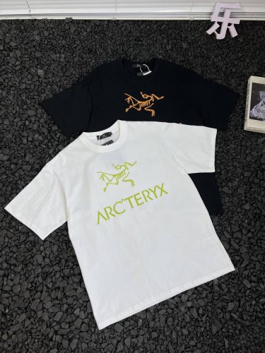 Arcteryx始祖鸟胸前大印花Logo简约休闲纯色时尚百搭户外运动休闲吸汗透气圆领纯棉短袖T恤 男女同款 想要一件兼具潮流感与实用性的T恤？Arcteryx始